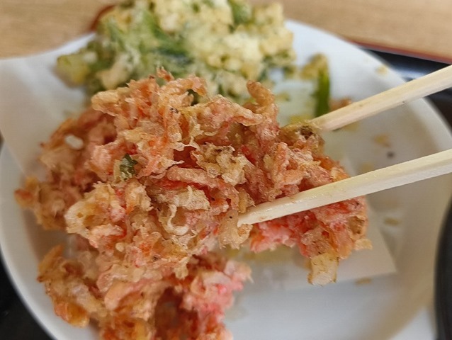 桜えび天を食べる