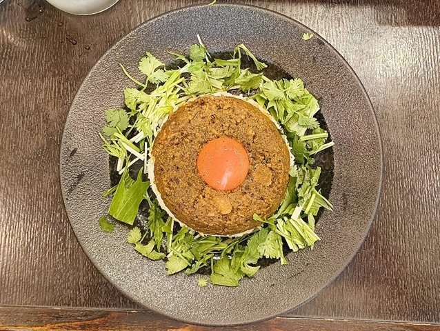 『スパイススペースウガヤ』の「ドライキーマカレー」でランチ。あたしは斜め上から眺め姿が好きだ。 パンパンに固められたライス、その上のカレー、そして頂点の黄身。この三段階になったフォルムが、たまらなく愛おしいのだよ（笑）。（スパイススペースウガヤ 松屋浅草店：花川戸1丁目：松屋浅草 B1F）