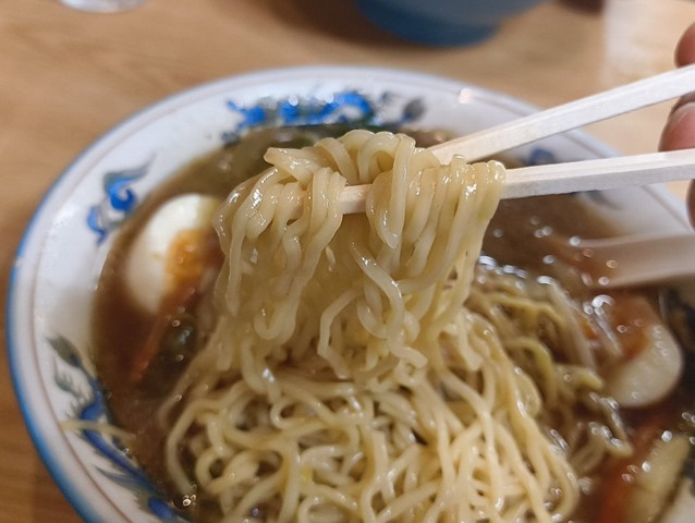 麺を食べる