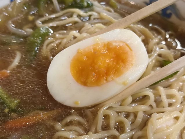 ゆで卵を食べる