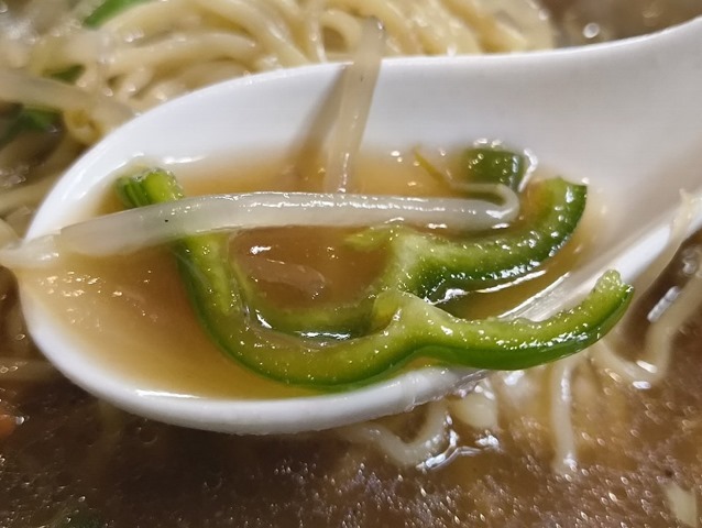 まるでピーマンがメインだと思われるスープ