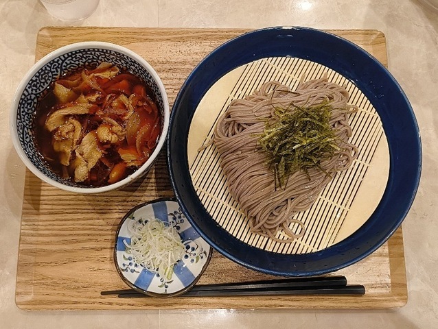自家製ラー油肉付けせいろそば温汁