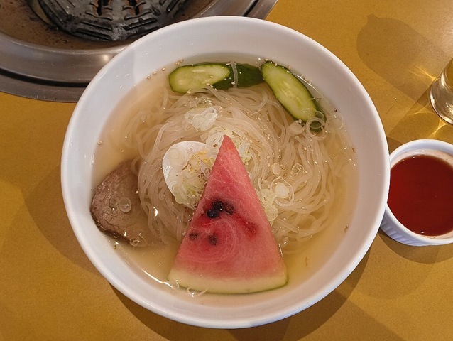 「焼肉レストラン 北王（ペイワン）」で「盛岡冷麺」でモーニングにしたこと。この人（あたしのことだ）どこまで「盛岡冷麺」が食べたいのか（笑）。こういう決して有名じゃない渋い「盛岡冷麺」のあることが、盛岡の「冷麺文化」を築いているのだろう。無論、うまかったのだよ（笑）。（北王 ペイワン：岩手県盛岡市中央通2丁目）