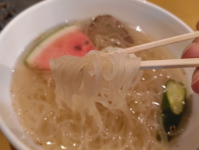 麺を手繰る