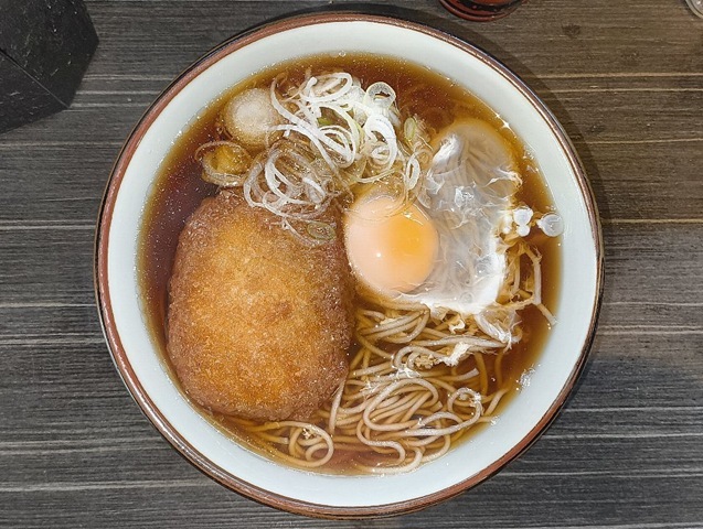 「文殊 浅草店」で「コロッケそば」+「生たまご」＝「月見コロッケそば」でランチ。どうやら最近、「コロッケ蕎麦」の沼にどっぷりとハマってしまったらしく、中でも「コロッケ」のふにゃふにゃになった衣がもの凄くうまいのだよ（笑）。（文殊浅草店：浅草一丁目：浅草地下街）