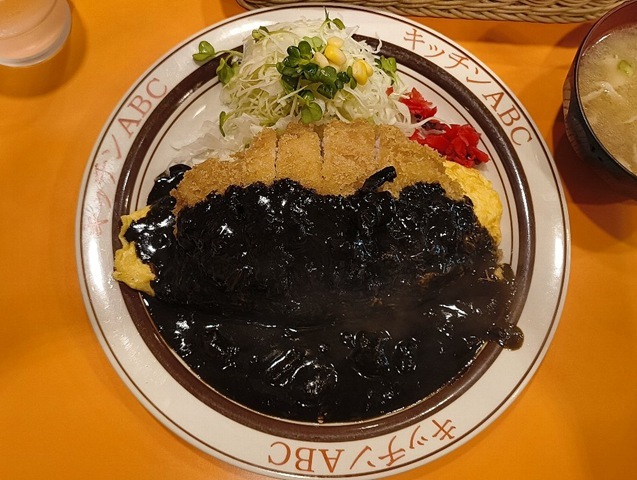 「キッチンABC」の「オムカツカレー」と「シャリアピンガーリックハンバーグ」でランチにしたこと。「オムライス」の中身に「ケチャップ」味なのかと思いきや、これが「ドライカレー」なのだよ。 「カレー」に「ドライカレー」で「ダブルカレー」かよ、と一人でうけたのだ（笑）。勿論、うまかったのだよ（笑）。（キッチンABC 池袋東口店：豊島区南池袋2丁目）