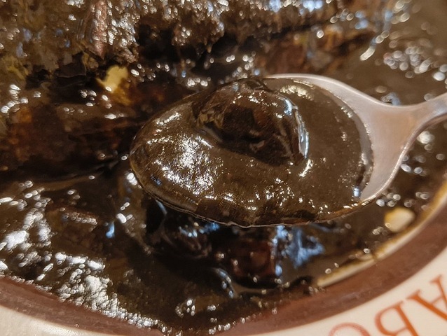 黄真っ黒なカレーだ