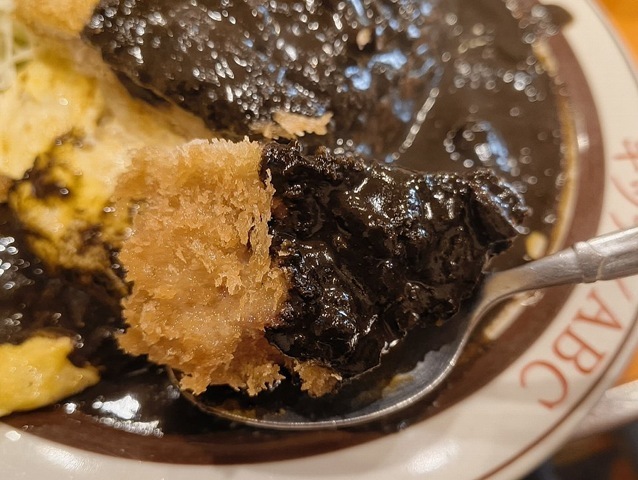 カツを食べる
