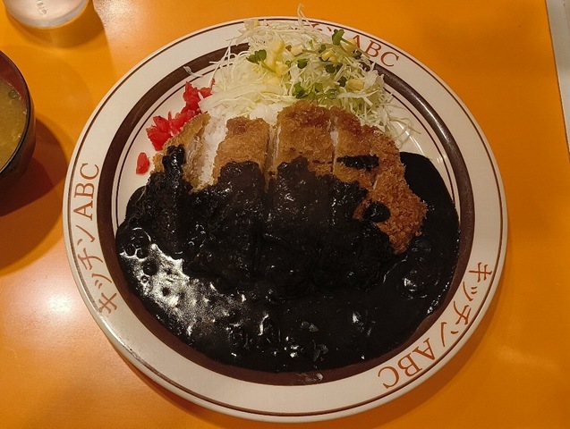 「キッチンABC」の「ロースカツカレー」と「若鶏のソテートマトソース」でランチ。「黒カレー」を「ご飯」と「カツ」に絡ませて食べてみると、いや、うまさ倍増なのだ。 この値段でこの味を出し続ける「キッチンABC」を褒めるしかないな。うまかったのだよ（笑）。（キッチンABC 池袋東口店：豊島区南池袋2丁目）