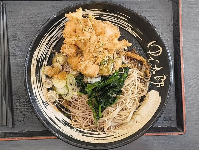 「ゆで太郎」で「AKEかきあげそば」（ぶっかけ）でランチ。この「A」（あさり）、「K」（小柱）そして「E」（エビ）の「かきあげ」は海鮮まみれで、「ぶっかけ」の「蕎麦」もよろしく、いや、うまかったのだよ（笑）。（ゆで太郎 もつ次郎本所吾妻橋店：墨田区吾妻橋3丁目）