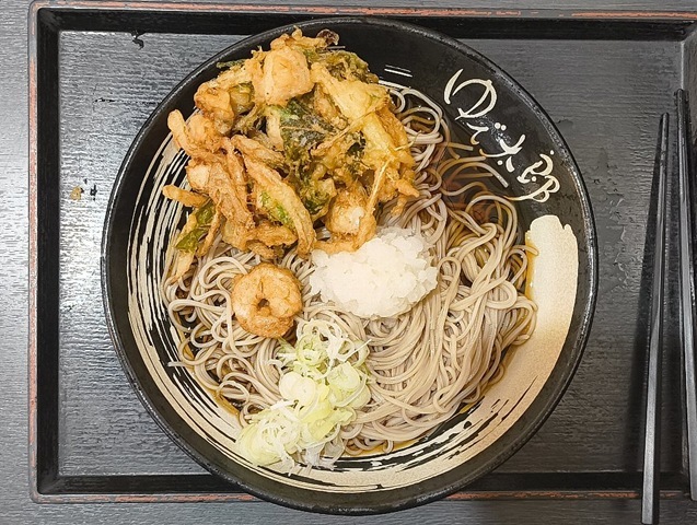 『ゆで太郎 もつ次郎本所吾妻橋店』で「AKEかきあげそば」（ぶっかけ）でランチ。この「AKEかきあげ」は海鮮まみれで、「ぶっかけ」の蕎麦もよろしく、一気にまとめてたいらげれば、口の中が至福の香りで満たされる。うん、やっぱりこの蕎麦はうまいのだよ（笑）。（ゆで太郎 もつ次郎本所吾妻橋店：墨田区吾妻橋3丁目）