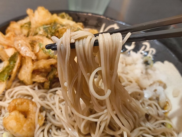 蕎麦を手繰る