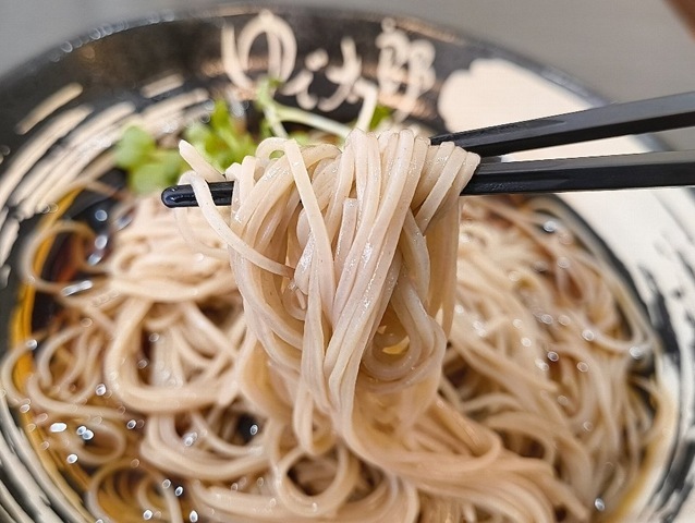 まずは蕎麦を一口手繰る