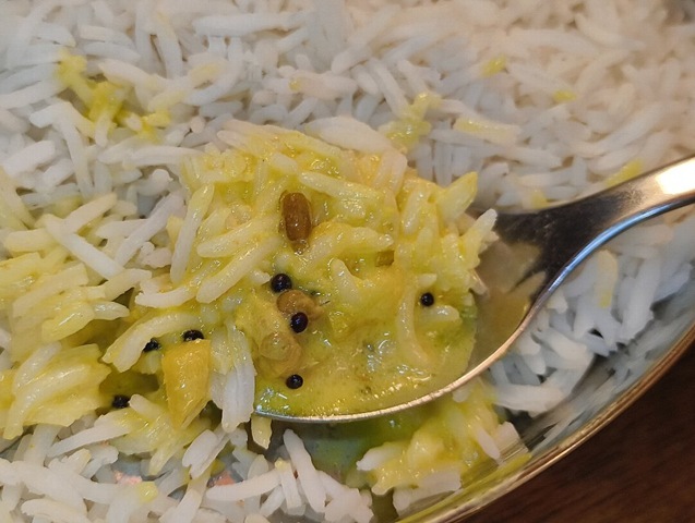 バスマティライスに黄色いカレーソース