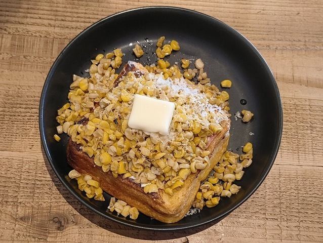 『フェブラリーキッチン（FEBRUARY KITCHEN）』での 朝食は、「イングリッシュブレックファスト」と家人が「コーーーーーンフレンチトースト」を頼んでみた。初めて行った近くの店だったのだが、笑いがとまらないモーニングになったのだよ（笑）。（フェブラリーキッチン（FEBRUARY KITCHEN）：浅草二丁目）