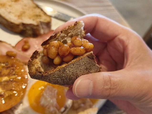 ベイクドビーンズをブラウンパンにのせて食べる