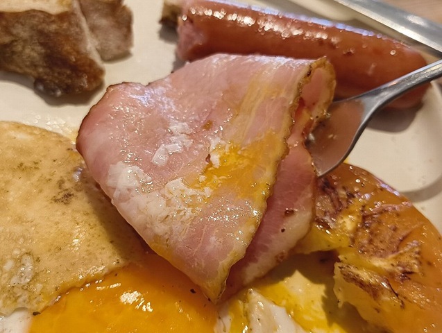 ベーコンを食べる