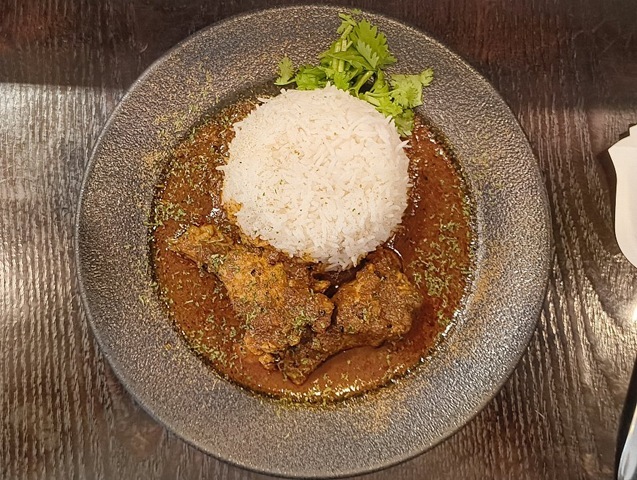 『スパイススペースウガヤ 松屋浅草店』の「クミンチキンカレー」でランチ。「バスマティライス」との「ハイブリッドライス」を楽しみ、鶏肉も簡単にほぐれた。さあ、今日もうまい「チキンカレー」を食べるのだ（笑）。（スパイススペースウガヤ 松屋浅草店：花川戸1丁目：松屋浅草 B1F）