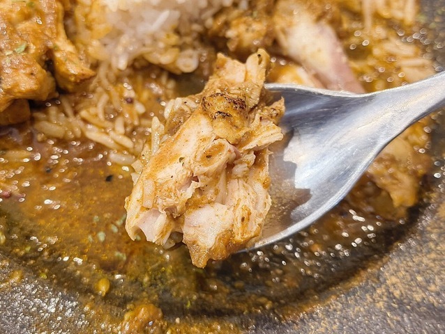 手羽元を食べる