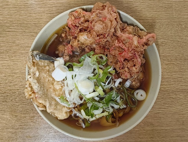 『一由そば』で「JKB」と「ハゼ天」と「太そば（小盛）」で朝餉。最後に丼の底へ落ちたゲソの欠片を丁寧に拾い上げ、この口の中のゲソを噛み締めながら、このまま60メートルは歩いていくのだよ。 これは半ばいつもの癖のようなもので、まあ、往生際の悪いあたしの人間性そのものを表しているようなものなのだがね（笑）。（一由そば：荒川区西日暮里2丁目）