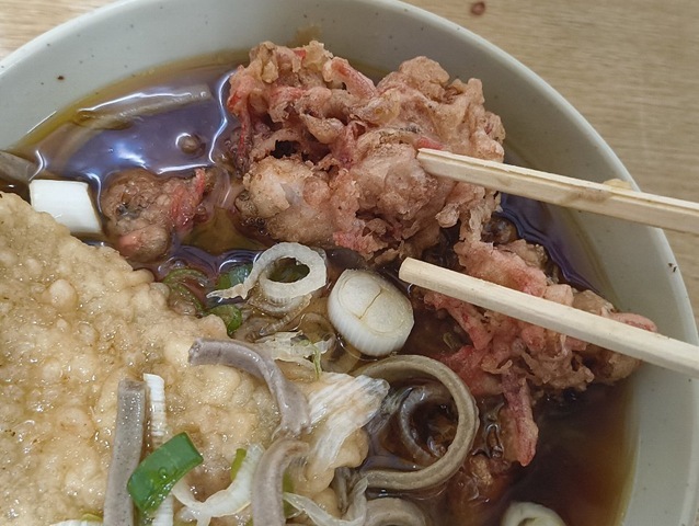JKBを汁に浸す