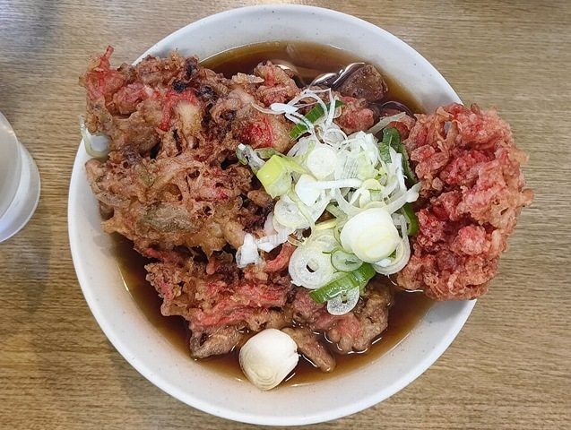 『一由そば』の「JKB」を知っているかい。「JKB」と「小海老のかき揚げ」で味わう至福の「太そば」で朝餉。腹はすっかり「一由」の味で満たされた。 さて、これから上野の桜を愛でに行くとしよう。 花より団子ならぬ、花より「太そば」な朝餉であった。勿論、うまいのだよ（笑）。（一由そば：荒川区西日暮里2丁目）