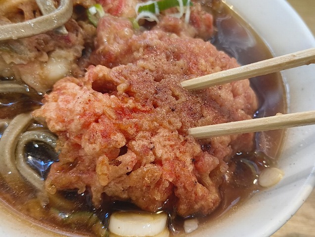 一方、追加した小海老のかき揚げの方は、期待通りの「固さ」だった（笑）