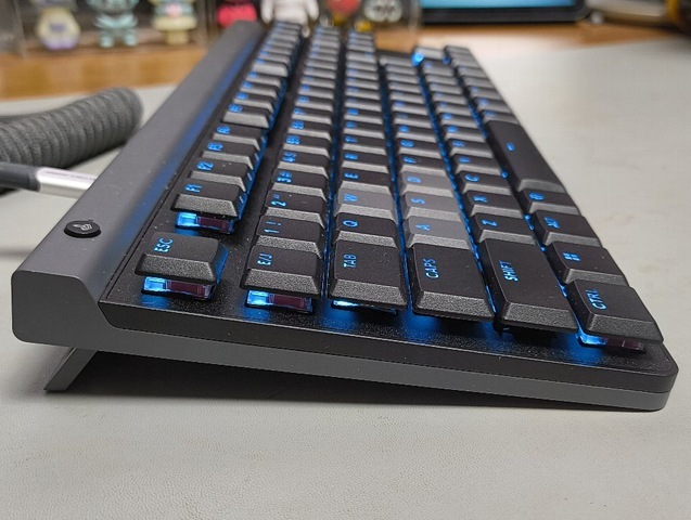 側面からみるとその薄さがわかる