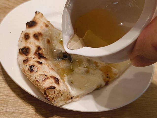 クアトロフォルマッジョには蜂蜜を掛けて食べる