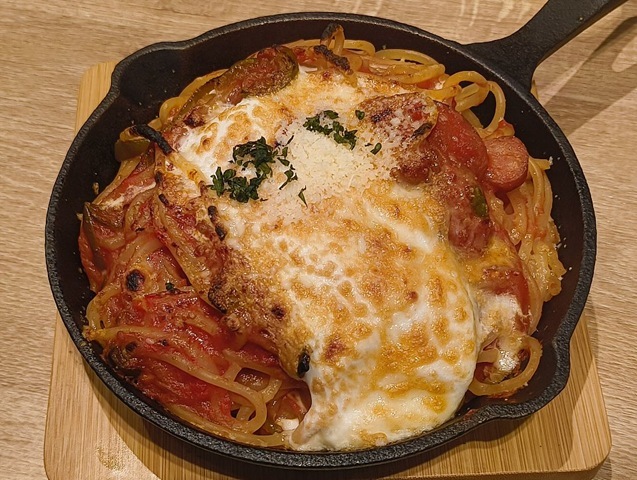 『窯焼きピッツァとワイン 窯MARU カメイドクロック店』にも寄ってみたのだ。「クアトロフォルマッジョ」と「横丁名物！鉄板焼きナポリタン」を頼んだのだが、「生パスタ」を久しぶりに食べたのだ。うまかったのだよ（笑）。（窯焼きピッツァとワイン 窯MARU カメイドクロック店：江東区亀戸6丁目）