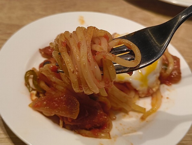 横丁名物！鉄板焼きナポリタンを少しだけ食べる