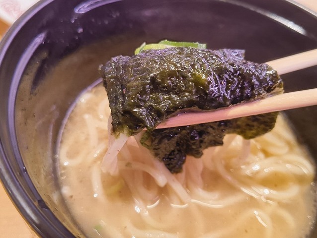 海苔にからめてらーめんを食べる