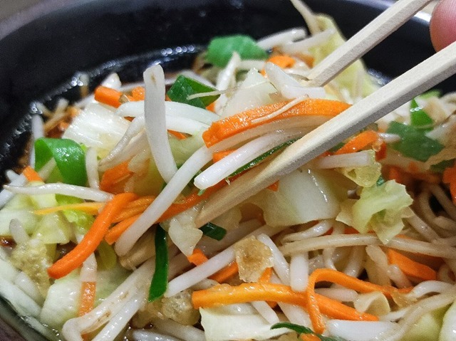 野菜を食べる