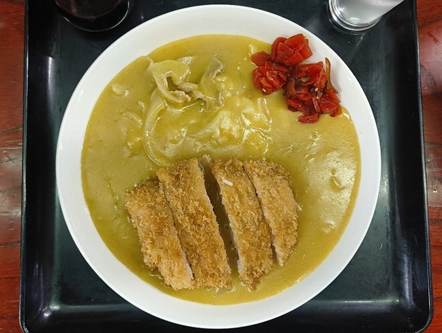 『東嶋屋』世界一うまい蕎麦屋の「カツカレー」（ご飯半分）と「おしんこ盛り合わせ」と「ビ―ル」でランチ。もう、ほんとうまいのだから、みんな食べてみてね、と云爾（笑）。（東嶋屋：竜泉一丁目）