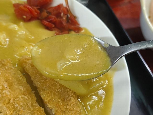 カレーを食べる