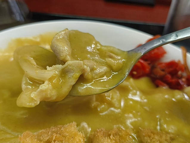 カレーの豚肉を食べる