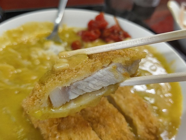 カツを食べる