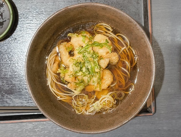 『ゆで太郎 もつ次郎本所吾妻橋店』で「ほぼ海老だけのかきあげそば」（温）でランチ。この蕎麦は何よりもその「ほぼ海老だけのかきあげ」が素晴らしいのだ。 いやーホントうまいのだよ（笑）。（ゆで太郎 もつ次郎本所吾妻橋店：墨田区吾妻橋3丁目）