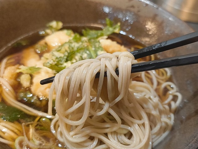 蕎麦を手繰る