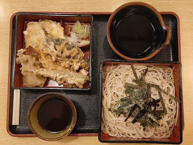 『 琴富貴』の「天ざる」（並）でランチ、初めてここで「天ざる」をいただいたのだが、いい意味で裏切られた。このボリューム、この質で、この価格。勿論、うまかったのだよ（笑）。（琴富貴：墨田区吾妻橋1）