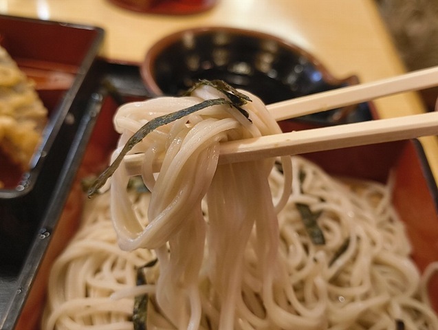 蕎麦を手繰る