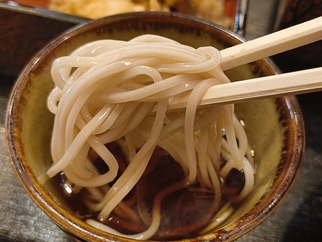 蕎麦を手繰る
