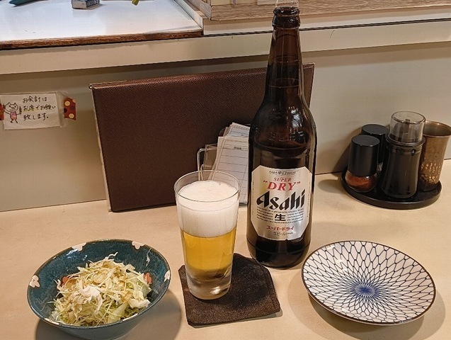 アサヒスーパードライの大瓶（633ml=大人の義務教育）