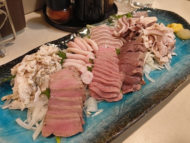 「喜美松」で「おやじだんご」と「タン」を塩で、「しろ」と「れば」はタレで、「かしら」は味噌で、そしての「ゆでもつ刺し」で一杯たったのだ。この「ゆでもつ刺し」も「串焼き」もいつ食べてもうまいのだよ（笑）。（喜美松：浅草四丁目）