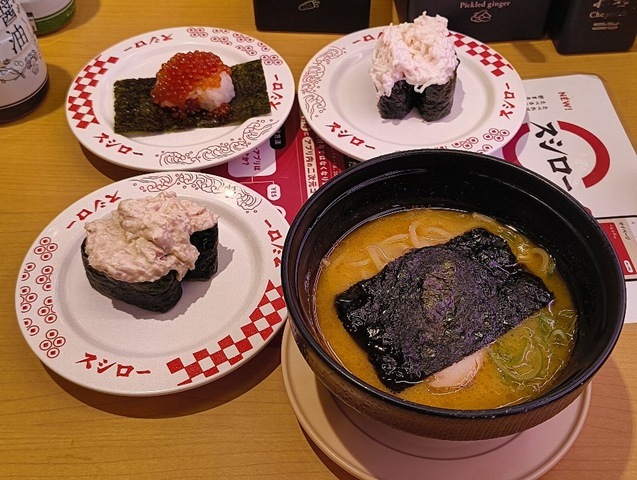 『スシロー 浅草吾妻橋店』の「コク旨 鶏白湯ラーメン」に「いくら包み」と「倍盛り！かに風ツナサラダ軍艦」と「倍盛り！ツナサラダ軍艦」を食べる。今日の「コク旨 鶏白湯ラーメン」のスープはもの凄くうまかったのだよ（あたし的にはだけど）（笑）。（スシロー 浅草吾妻橋店：墨田区吾妻橋１丁目）
