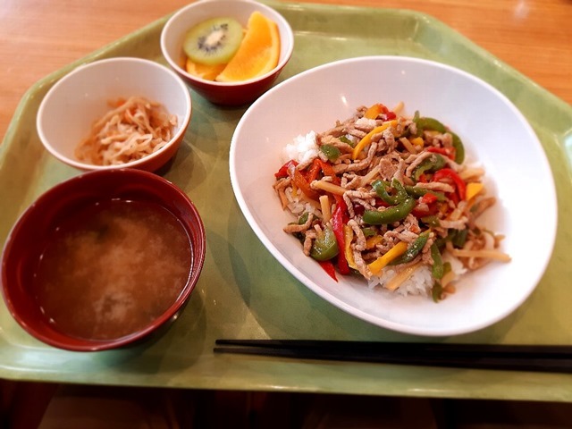 学校給食メニュー「青椒肉絲丼」