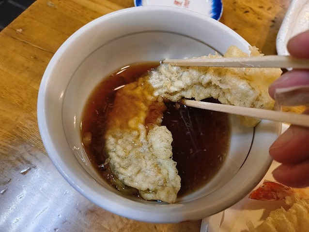 かぼちゃの天ぷらを食べる