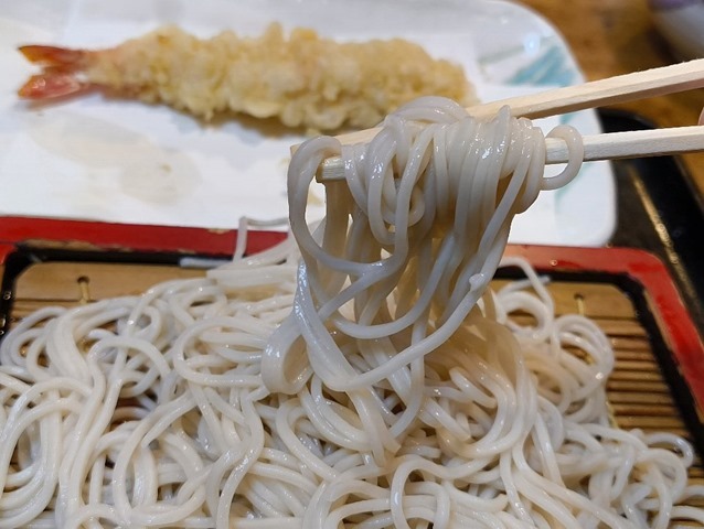 かぼちゃの天ぷらを食べる