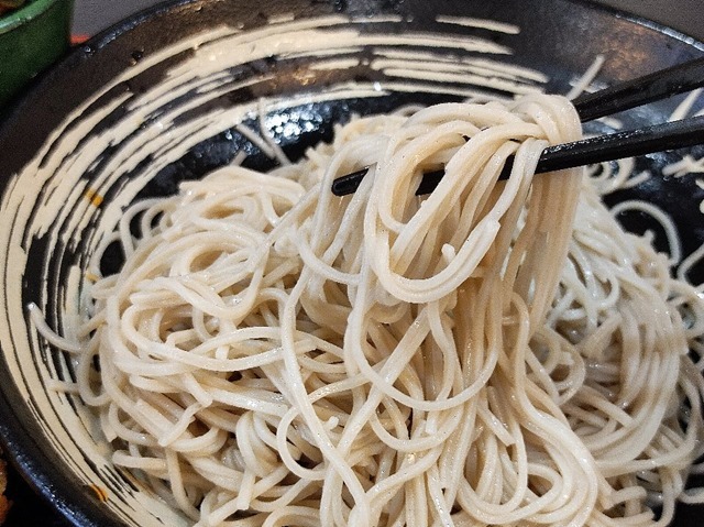 蕎麦を手繰る