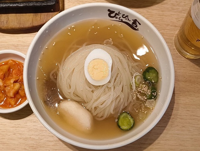 「ぴょんぴょん舎 Te-su」で「盛岡冷麺」（大盛・辛味別）と「ユッケジャン辛温麺」と「ねぎにらチヂミ」でランチ。今日も「アサヒ マルエフ」を一杯だけもらい、実に幸せなランチだった。うまかったのだよ（笑）。（ぴょんぴょん舎 Te-su：墨田区押上1丁目 東京ソラマチ6F）